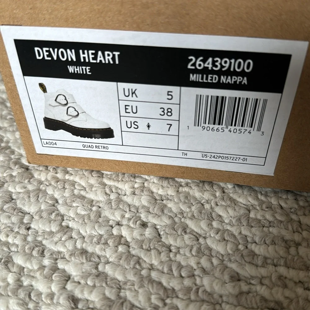 NEW DR MARTENS DEVON HEART LEATHER PLATFORM BOOTS - Picture 4 of 12